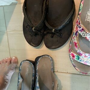 Elegant Black Sandals with Bow Accent